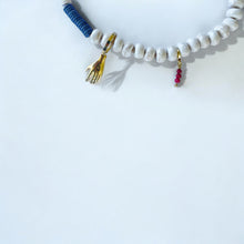 Cargar imagen en el visor de la galería, Colgante Broche Dots Coral