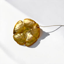 Cargar imagen en el visor de la galería, Broche Camelia