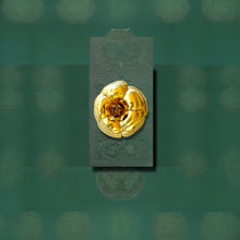 Cargar imagen en el visor de la galería, Broche Camelia
